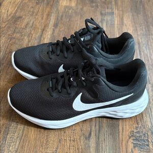 Nike women’s  Black and White Athletic Shoes